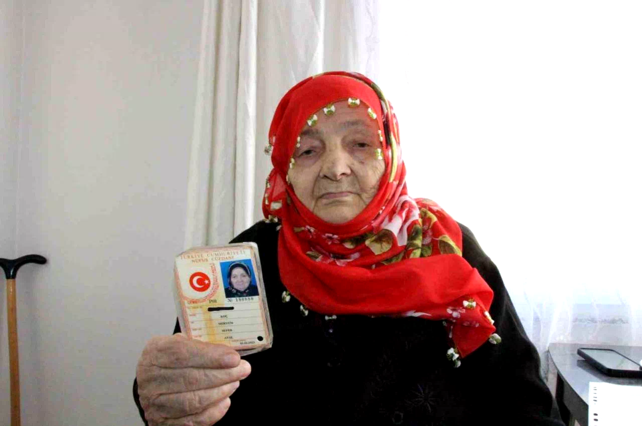 102 yaşında yeni kimliğine kavuştu