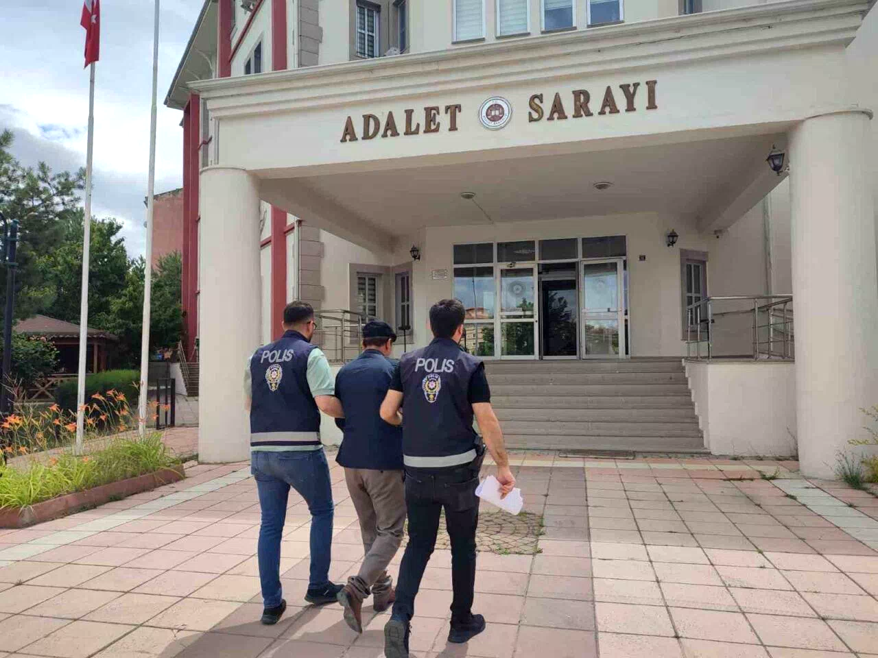 11 yıl hapis cezasıyla aranan şahsı polis yakaladı