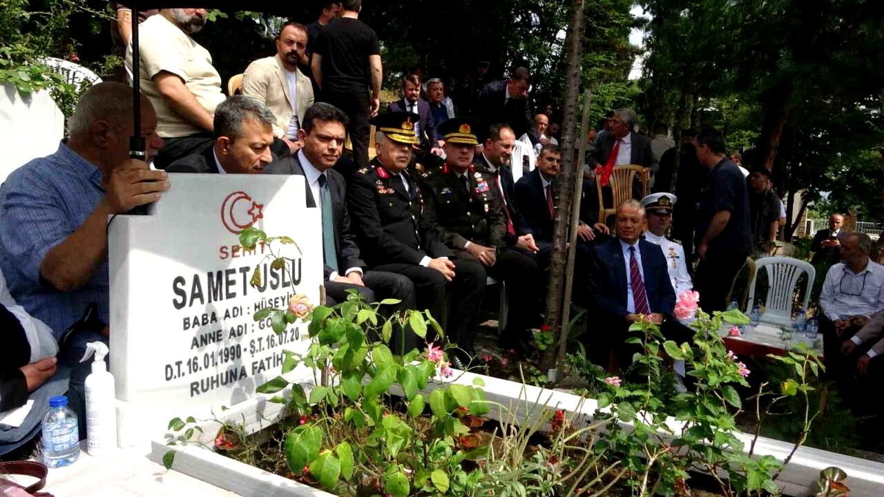 15 Temmuz şehitlerinden Samet Uslu, şehadetinin 10. yılında kabri başında dualarla anıldı