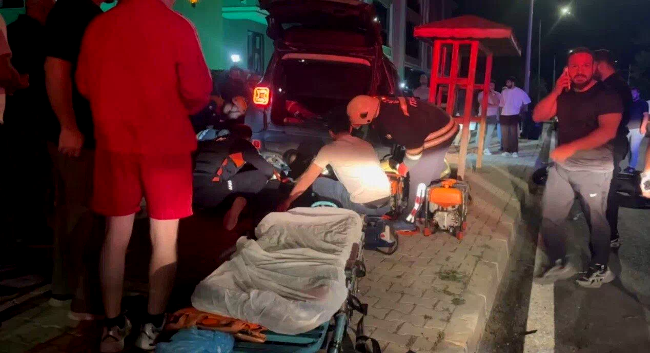 16 yaşındaki motosiklet sürücüsü aracın altında sıkıştı: Ekipler seferber oldu