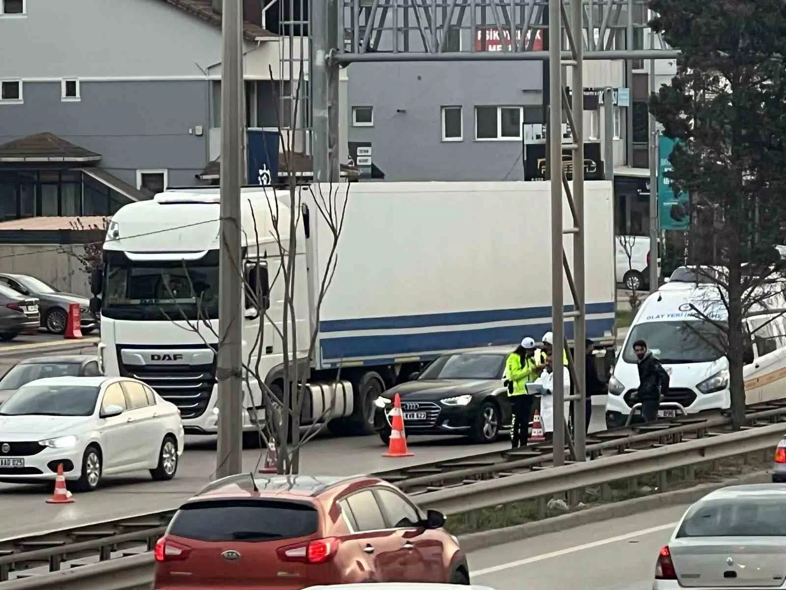 16 yaşındaki motosiklet sürücüsü tırın altında kalarak hayatını kaybetti