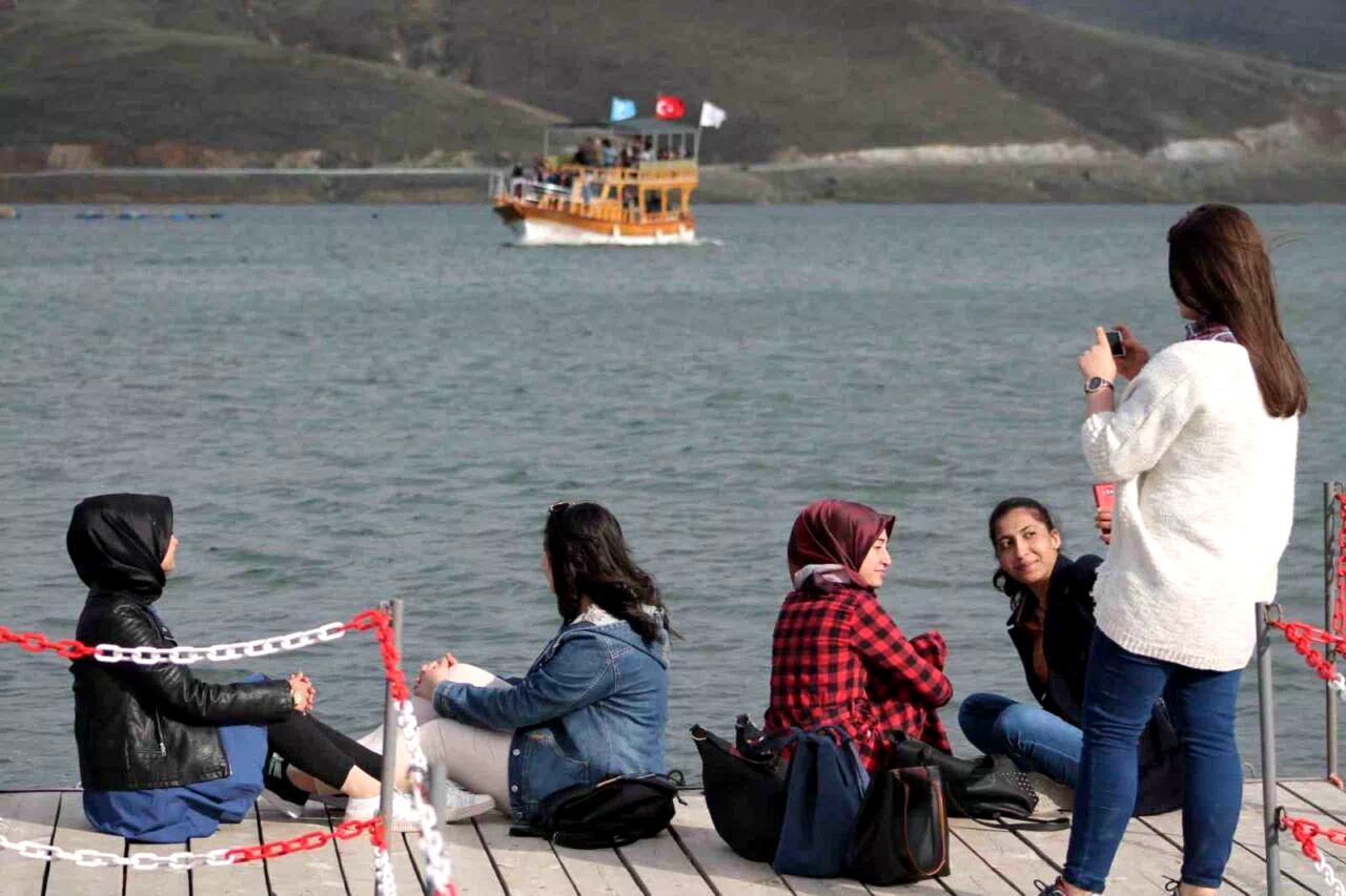 1700 rakımdaki doğa harikası göl turistlerin ilgi odağı