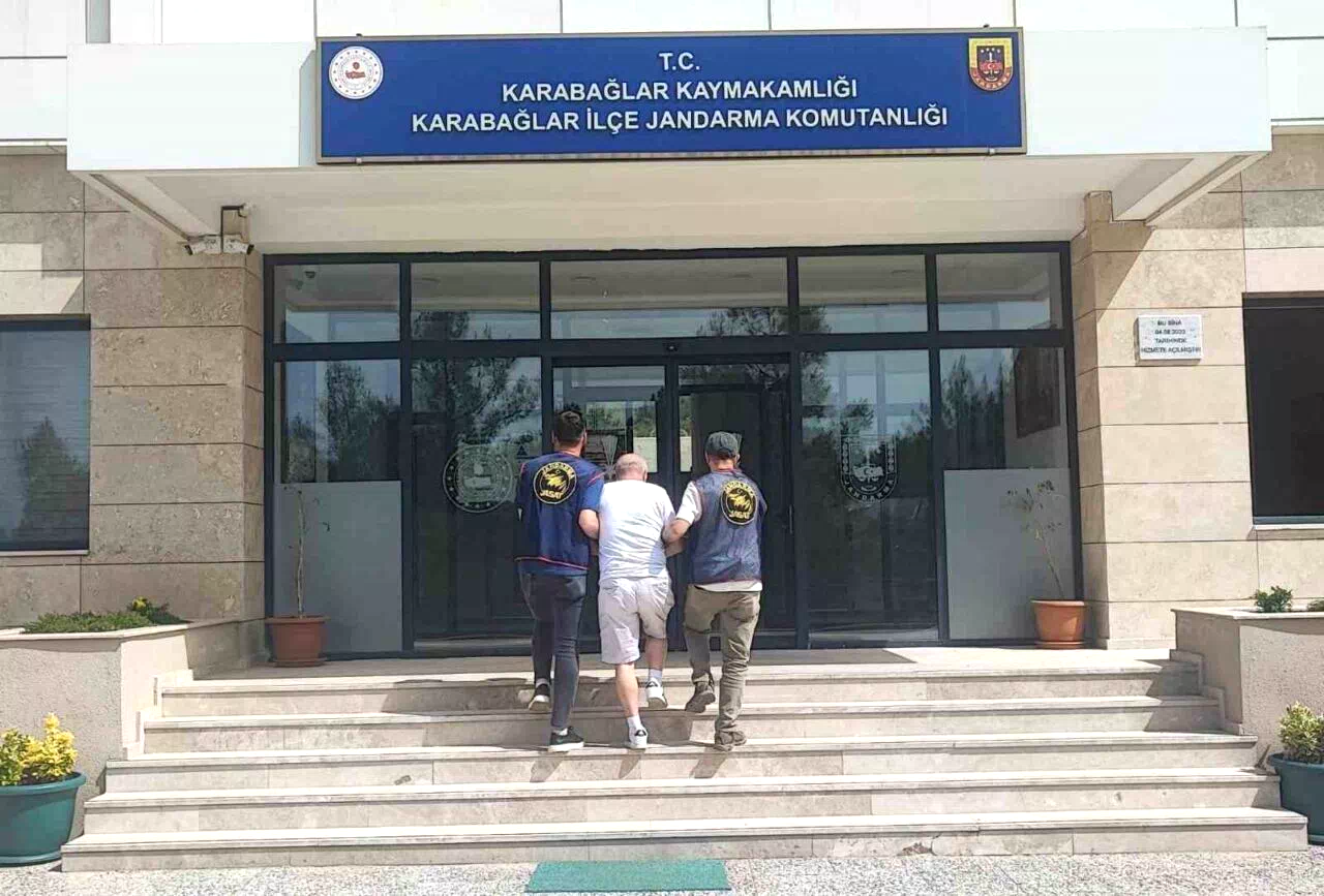 18 ayrı suçtan aranan firari şahsı jandarma dedektifleri İzmir’de yakaladı