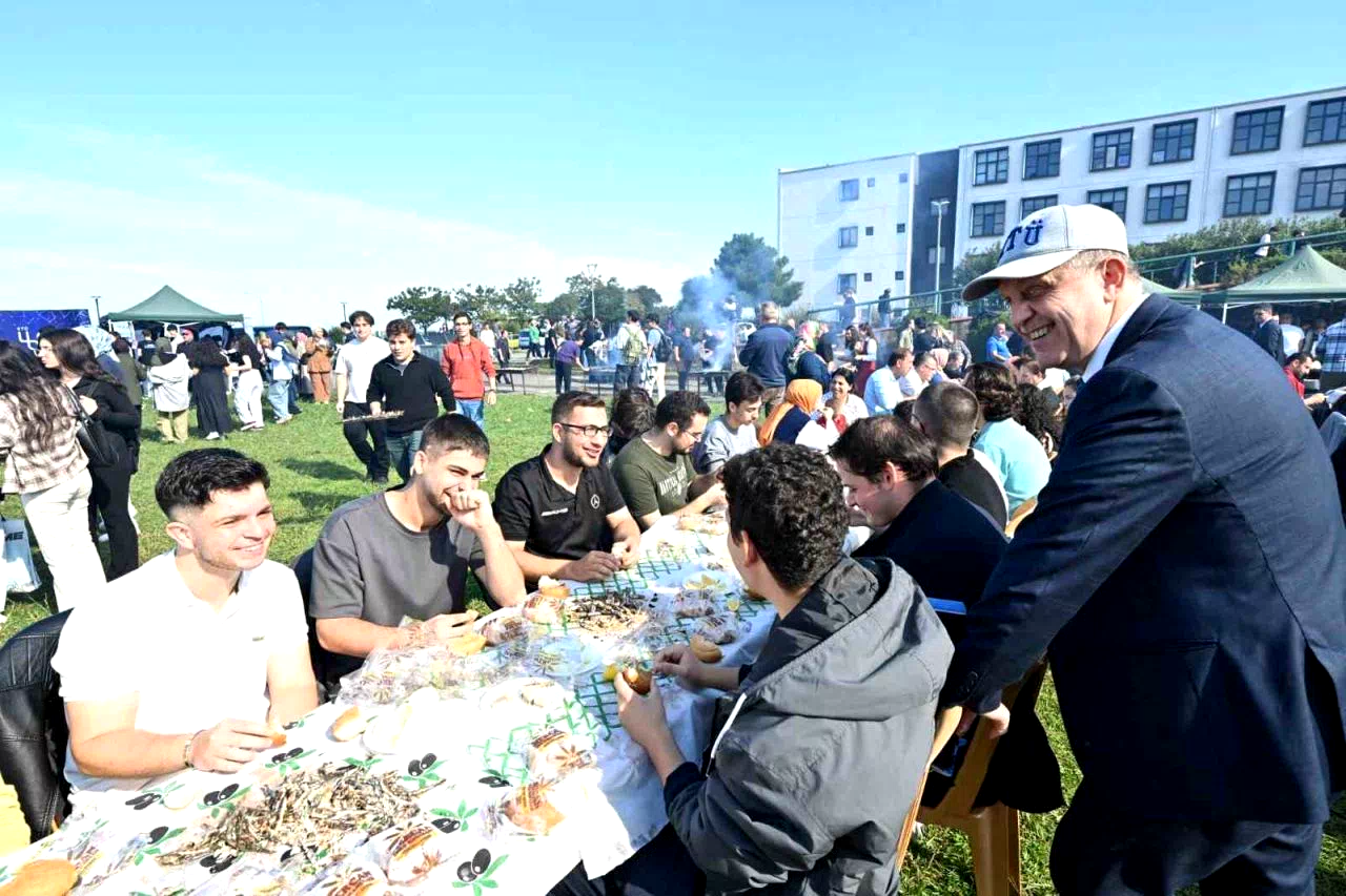 2 saatte 3 ton hamsi yediler