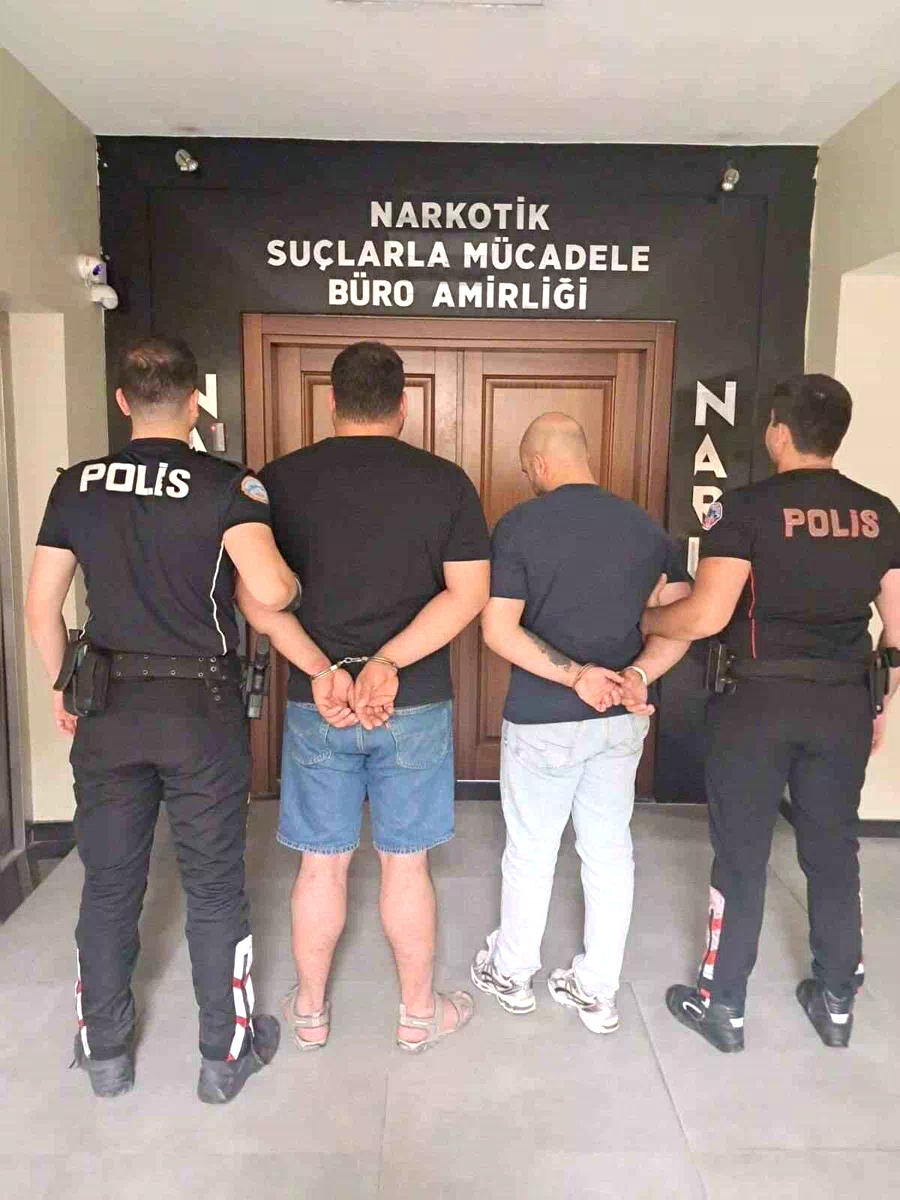 2 şüphelinin üzerinden 162 adet sentetik ecza hapı ele geçirildi