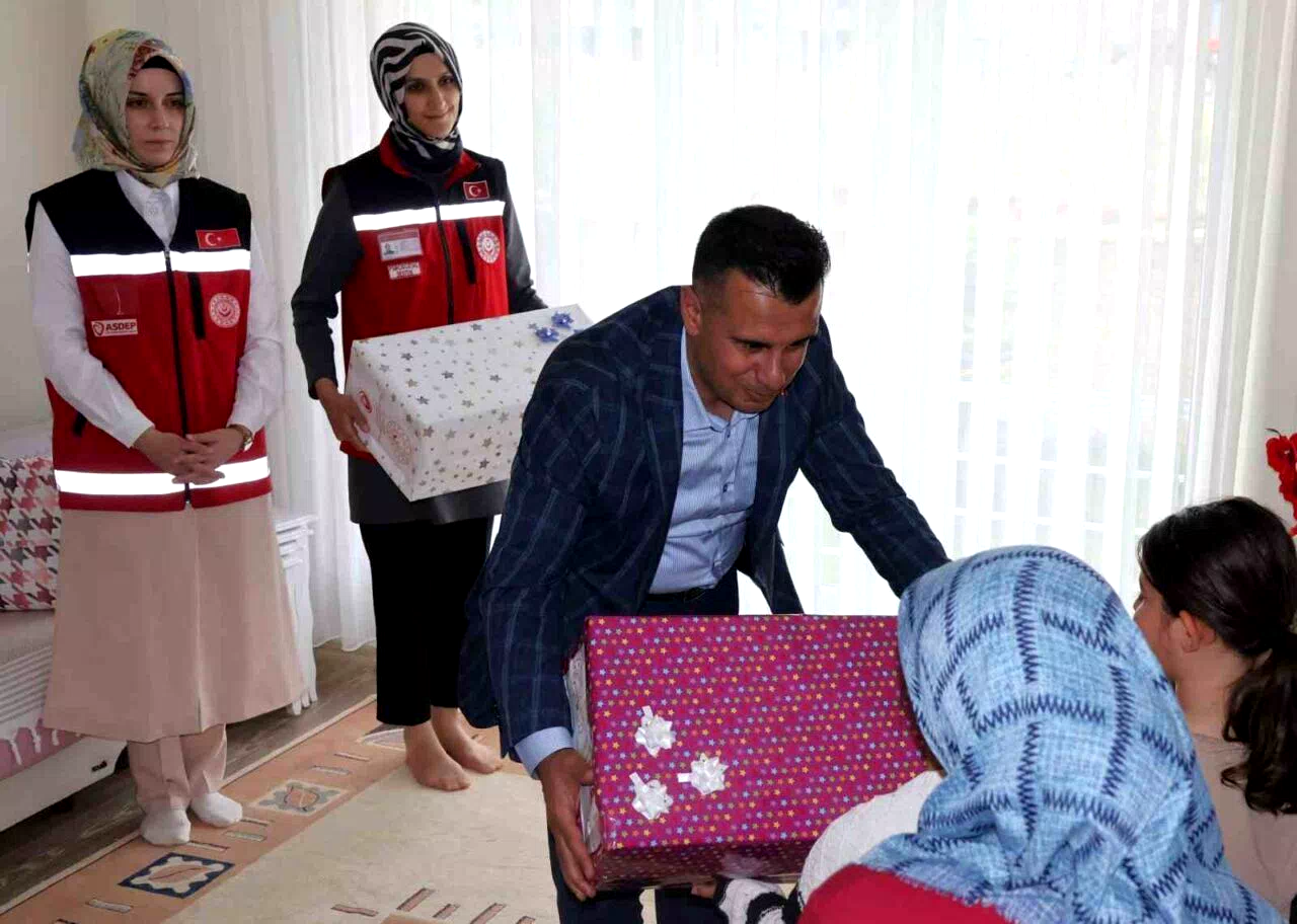 200 çocuğa bayram hediyesi: Bayram öncesi anlamlı destek