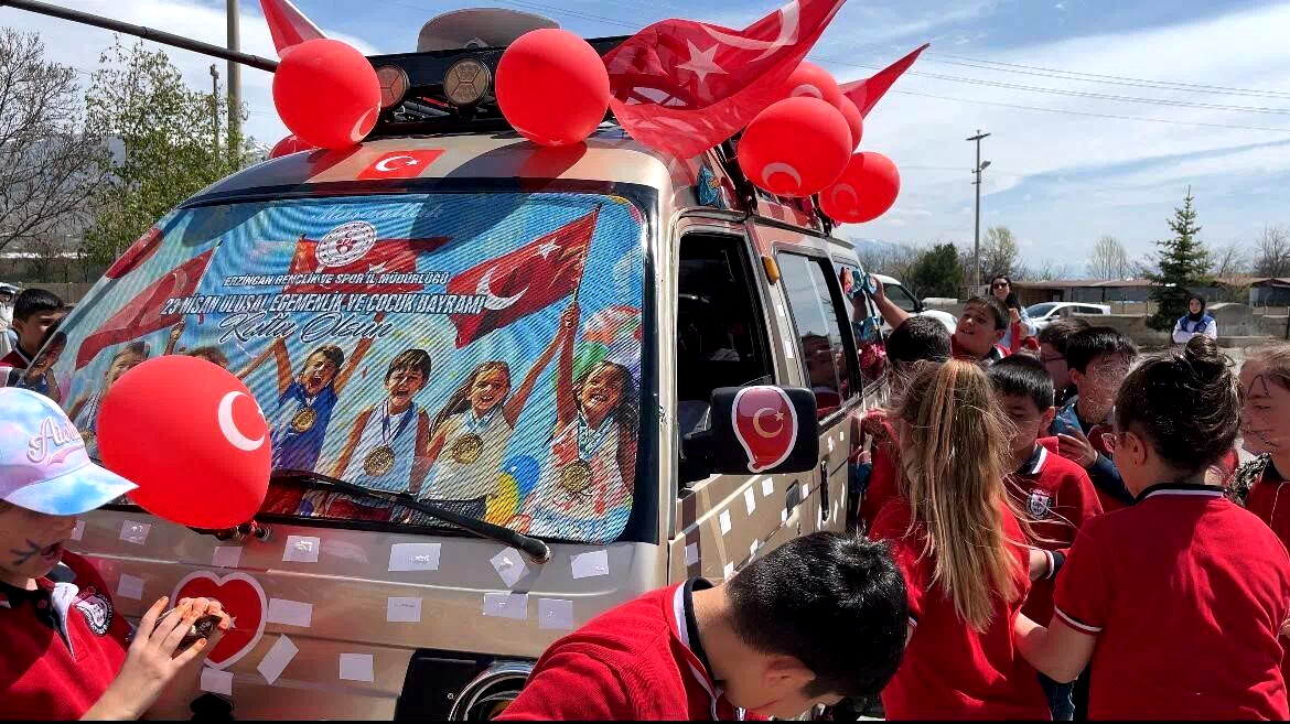 23 Nisan’da çocuklara kek dolu araçla tatlı sürpriz yapıldı