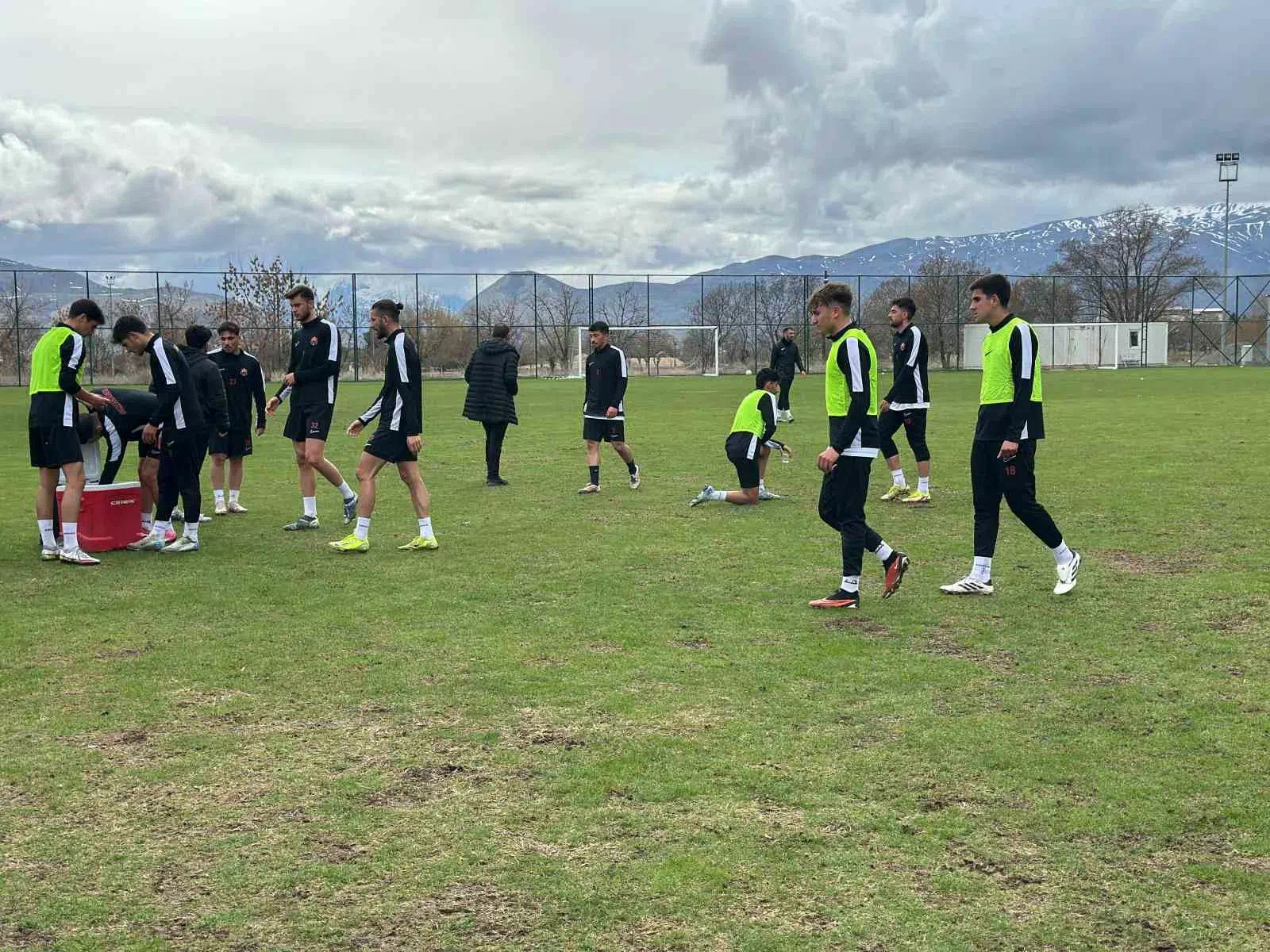 24Erzincanspor, Sincan Belediye Ankaraspor karşılaşması öncesi hazırlıklarını sürdürüyor.