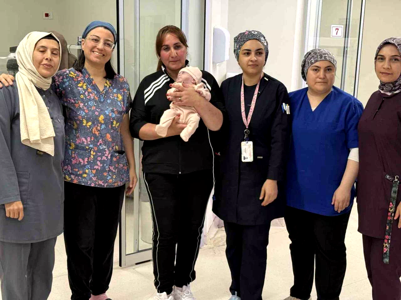 25 haftalık olarak dünyaya gelen bebek 180 gün sonra anne kucağıyla tanıştı