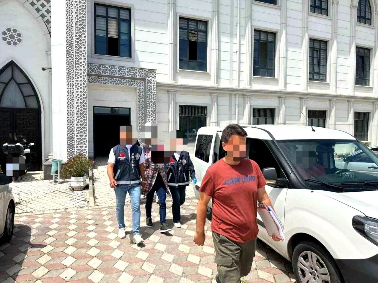 250 bin TL değerinde ziynet eşyası çalan ve 155 suç kaydı bulunan 2 şüpheli yakalandı