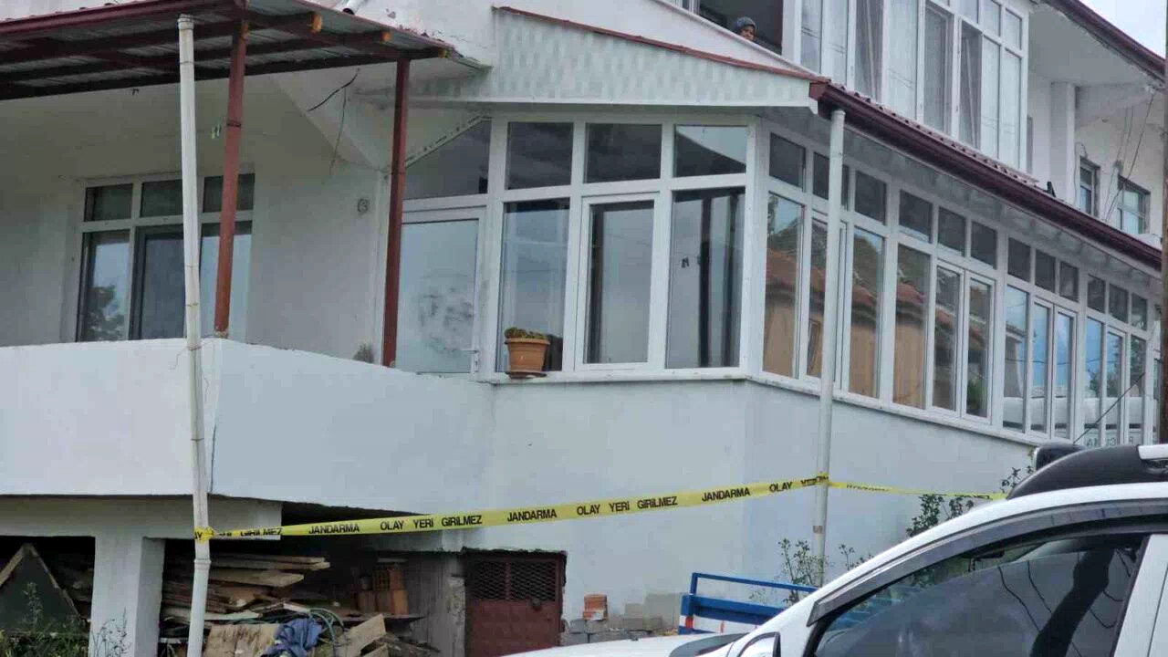 28 yaşındaki genç evinde ölü bulundu, kız arkadaşı gözaltında