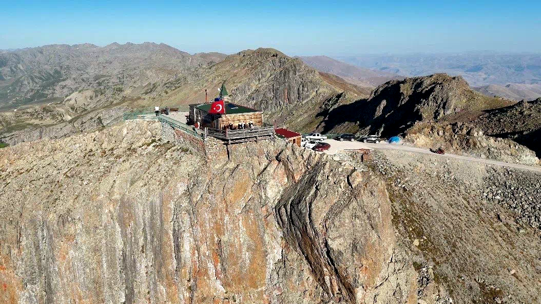 3 bin metredeki mescid yörede “Kırkların buluşma yeri” inancıyla anılıyor