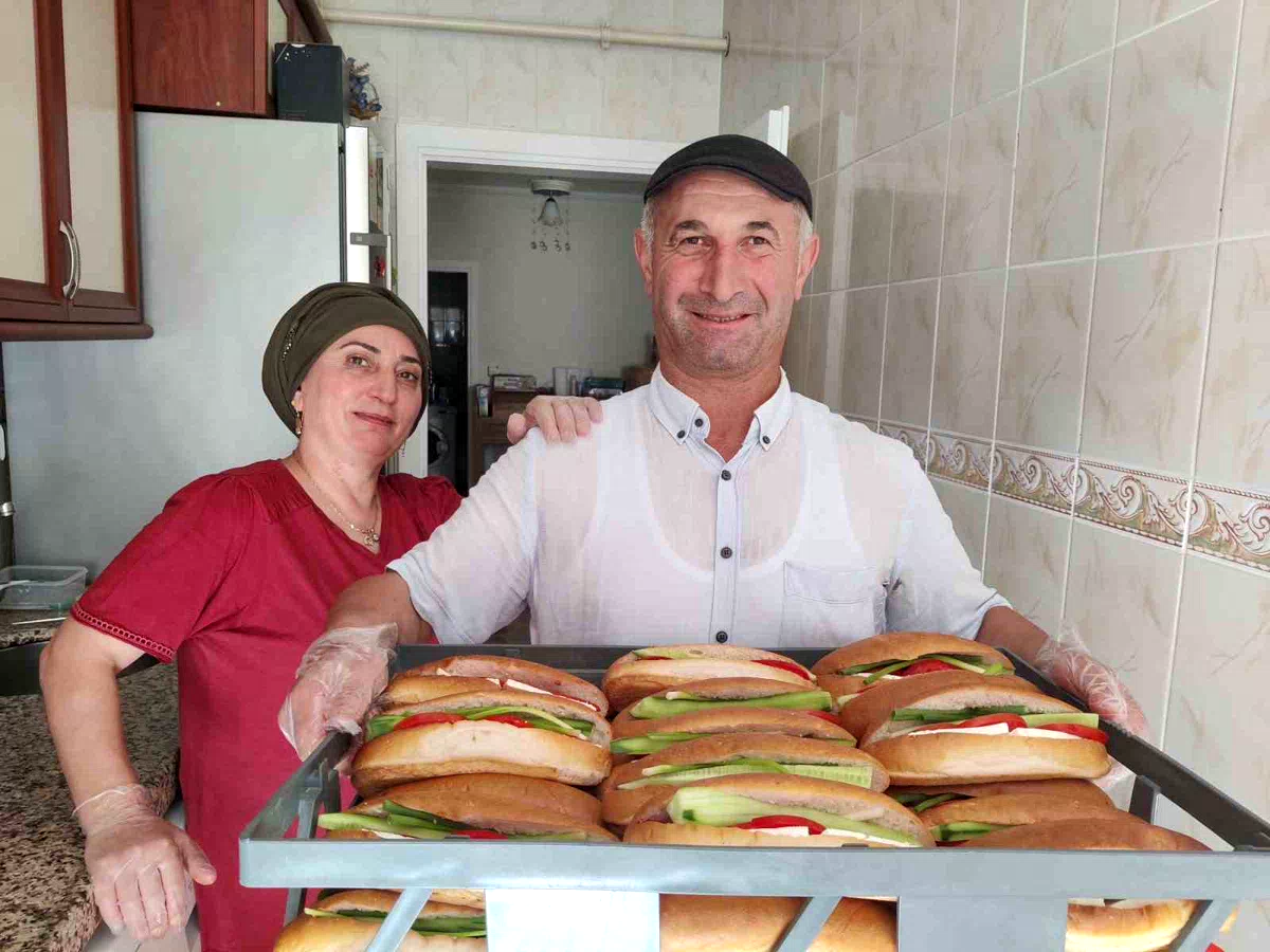 34 yıldır ekmeğini başının üstünde taşıdığı tepsi ile kazanıyor