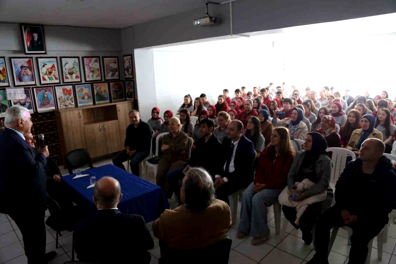 37 yıl sonra açtığı okulda öğrencilerle buluştu