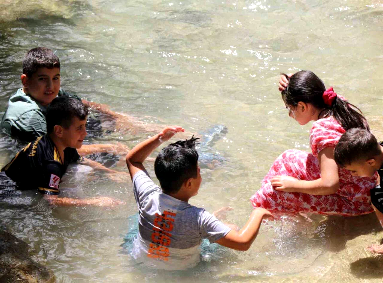 40 metreden dökülen buz gibi sular sıcaktan bunalanları ağırlıyor