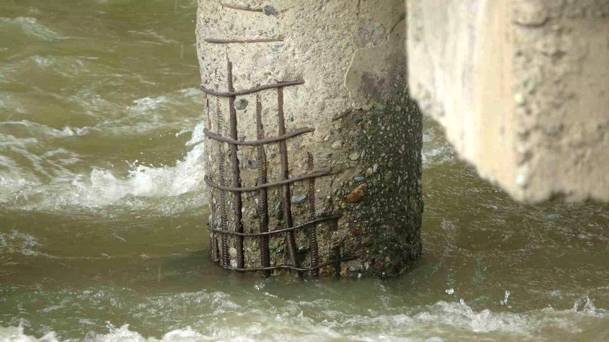 40 yıllık köprüde korkutan görüntü: Betonlar döküldü, demirler sarktı