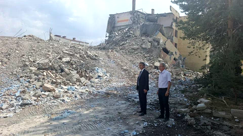 41 yıllık Bayburt İmam Hatip Lisesi binası yıkıldı