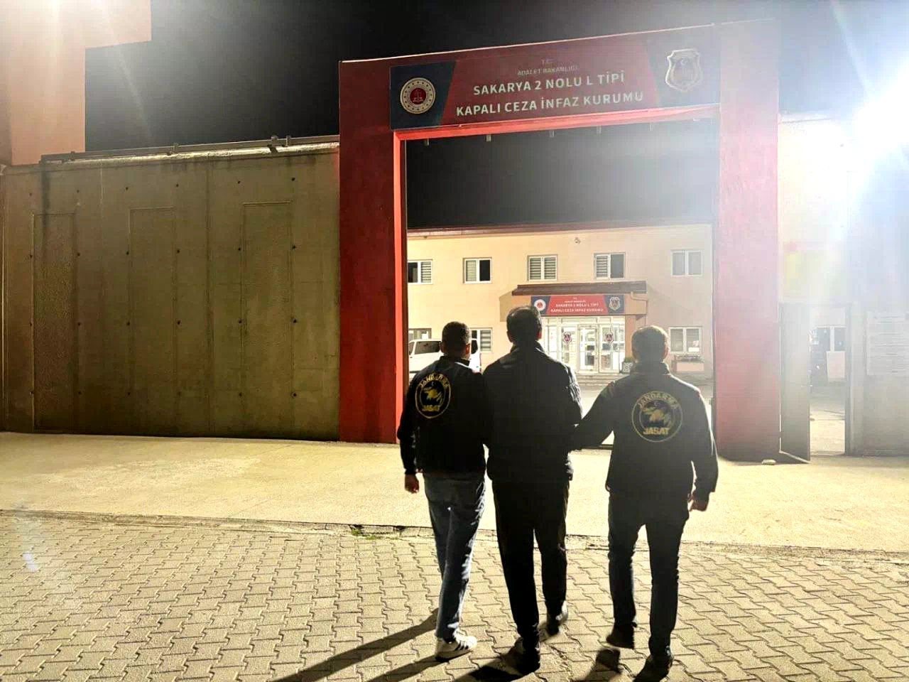 42 ve 28 yıl hapis cezası olan şahıslar jandarmadan kaçamadı