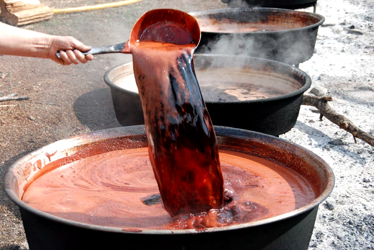 5 kilo kozalak 1 kilo pekmeze dönüşüyor ,kilogramı 500 liradan satılıyor