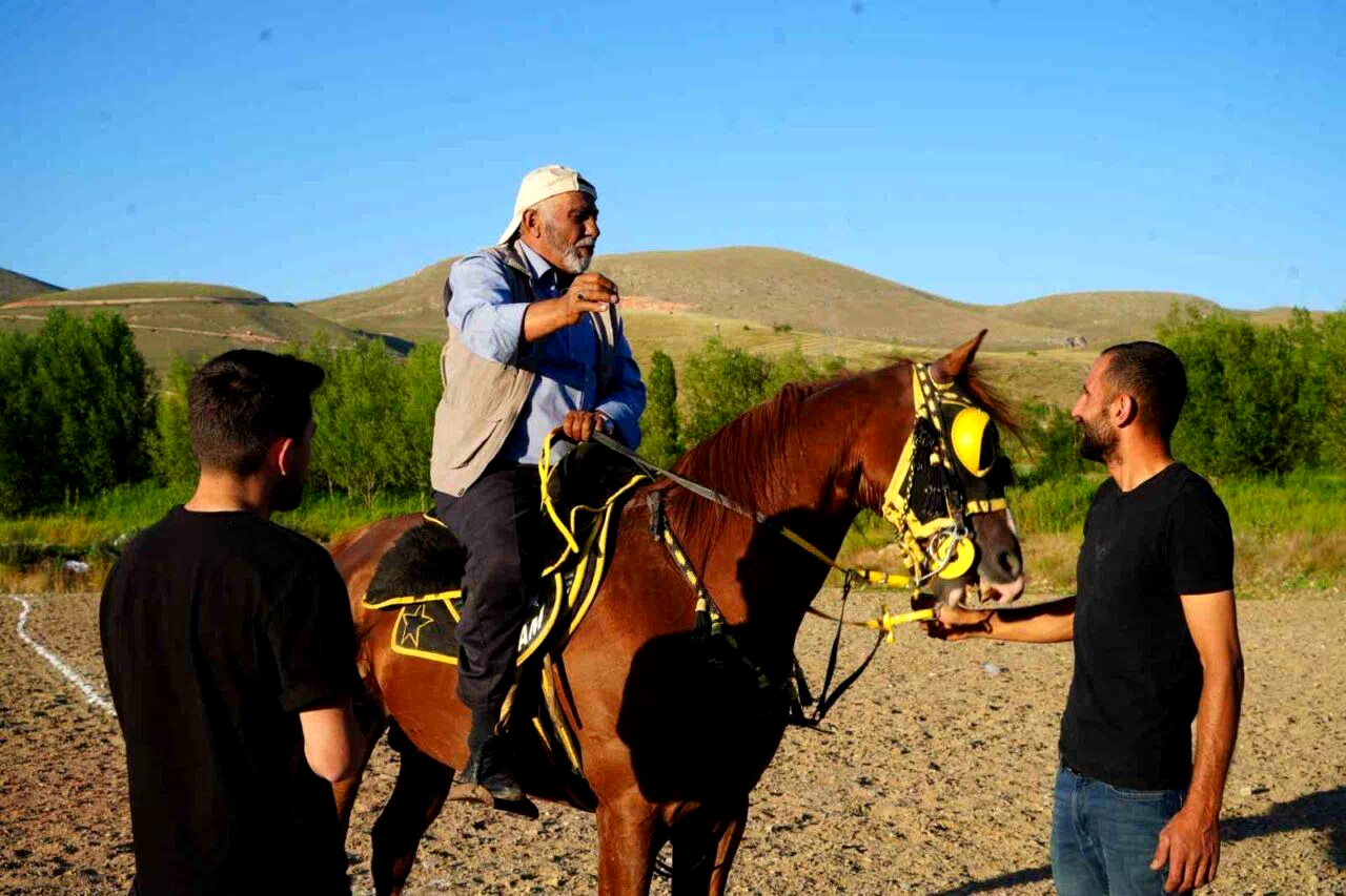 50 yıllık cirit sevdasını üçüncü kuşakta yaşatıyor: 71 yaşındaki usta ciritçi ata sporu ciridi çocuklarına ve torunlarına aktarıyor