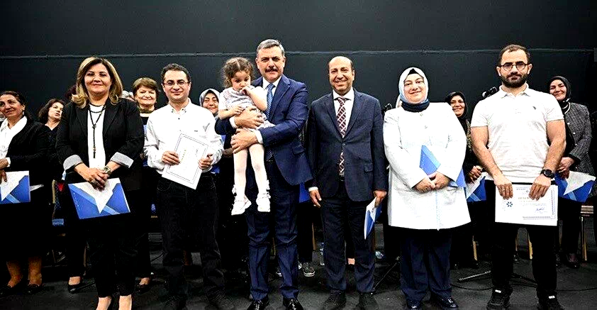 60 yaş üstü tazelenme üniversitesinde yıl sonu coşkusu yaşandı