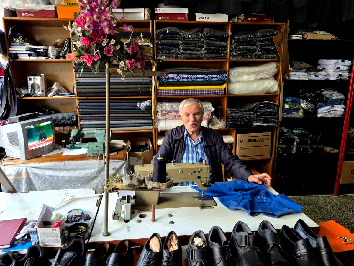 60 yıldır geleneksel terzicilikten ödün vermeden mesleğini icra ediyor