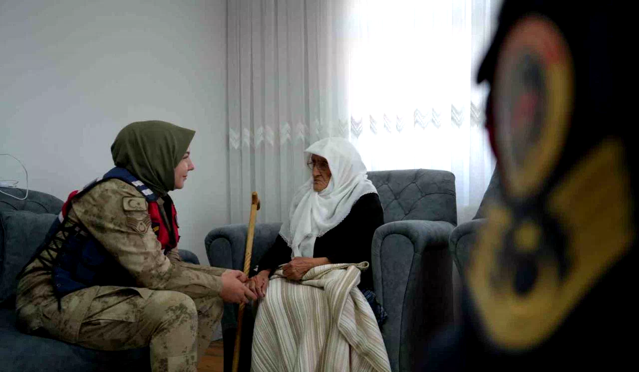 97 Yaşındaki Rabiye ninenin asker sevgisi: “Biz Türk’üz, onlar benim evladım”