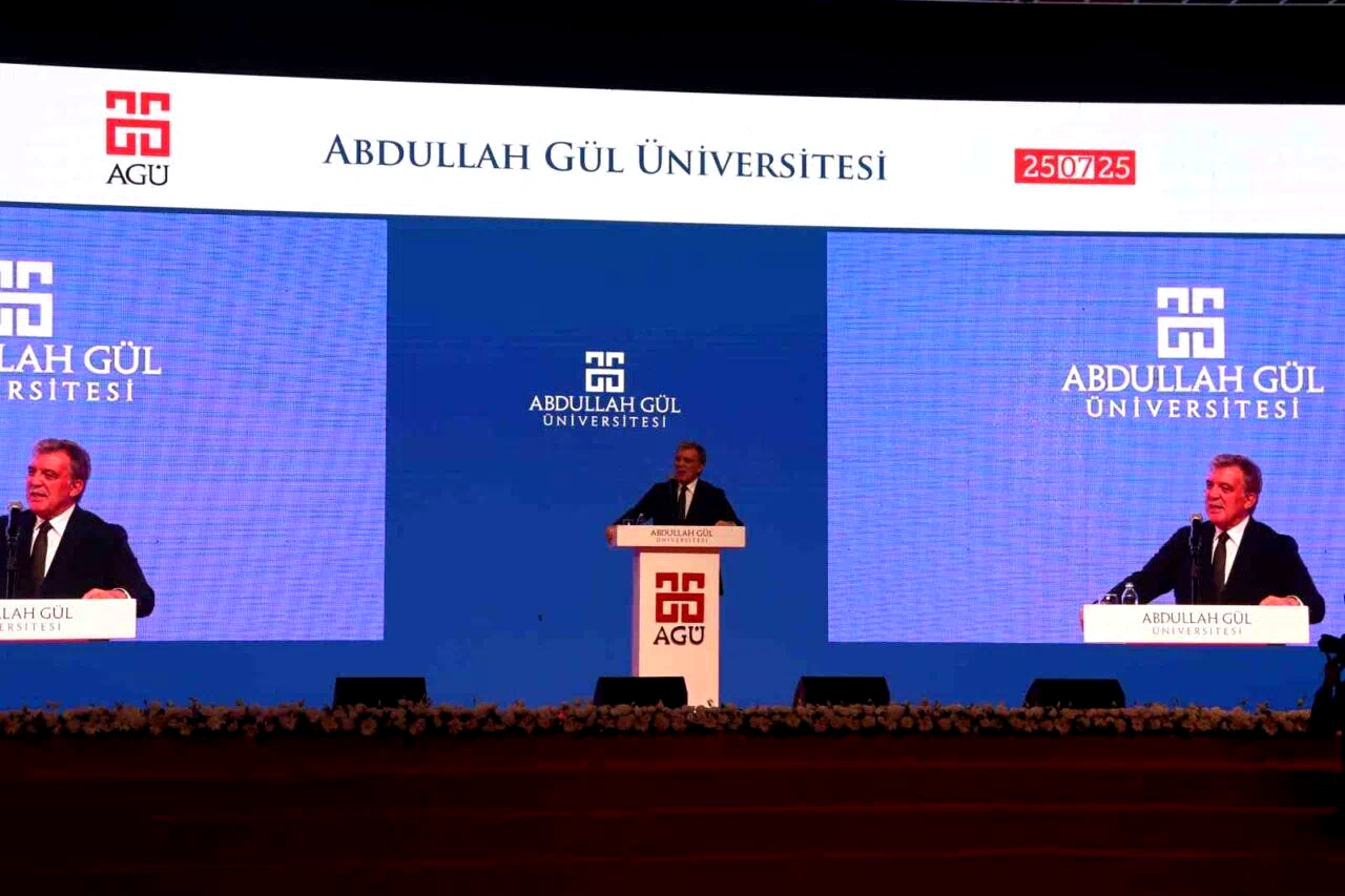 Abdullah Gül: “Dünya hiç görülmediği kadar kural tanımaz, görülmediği kadar uluslararası kuruluşların ve sistemin çöktüğü çok tehlikeli bir dönemden geçiyor”