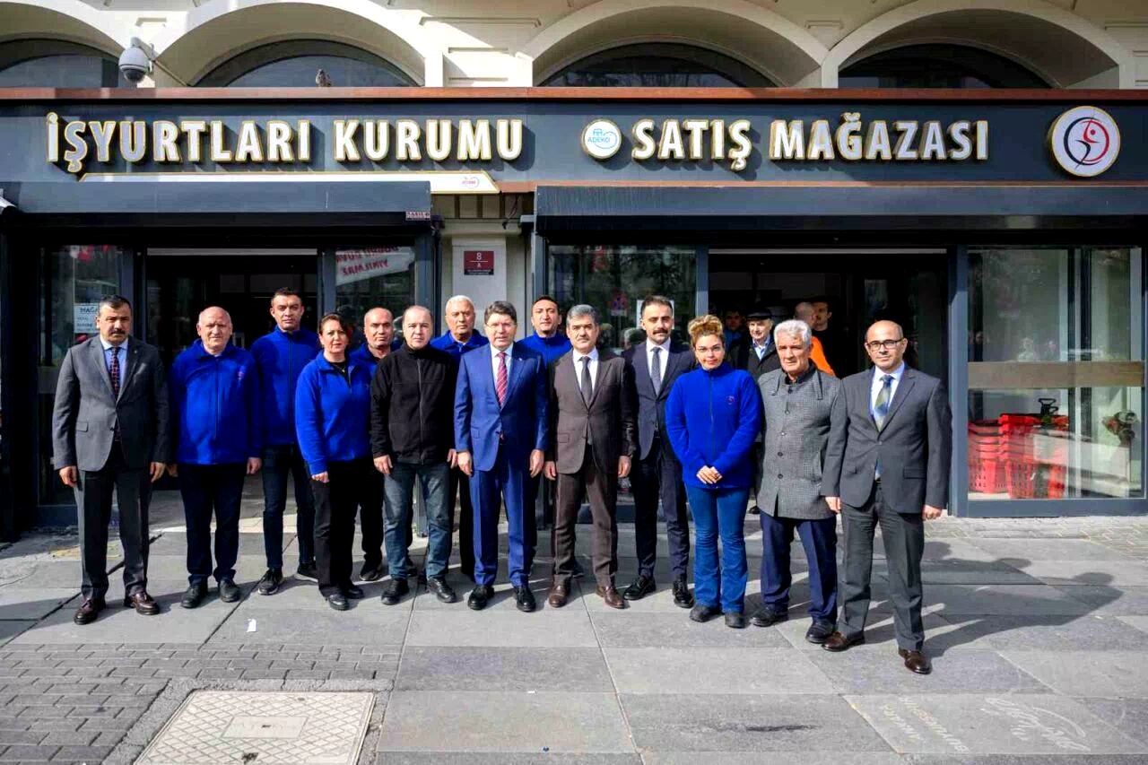 Adalet Bakanı Tunç, İşyurtları’nın Kızılay satış mağazasında vatandaşlarla alışveriş yaptı