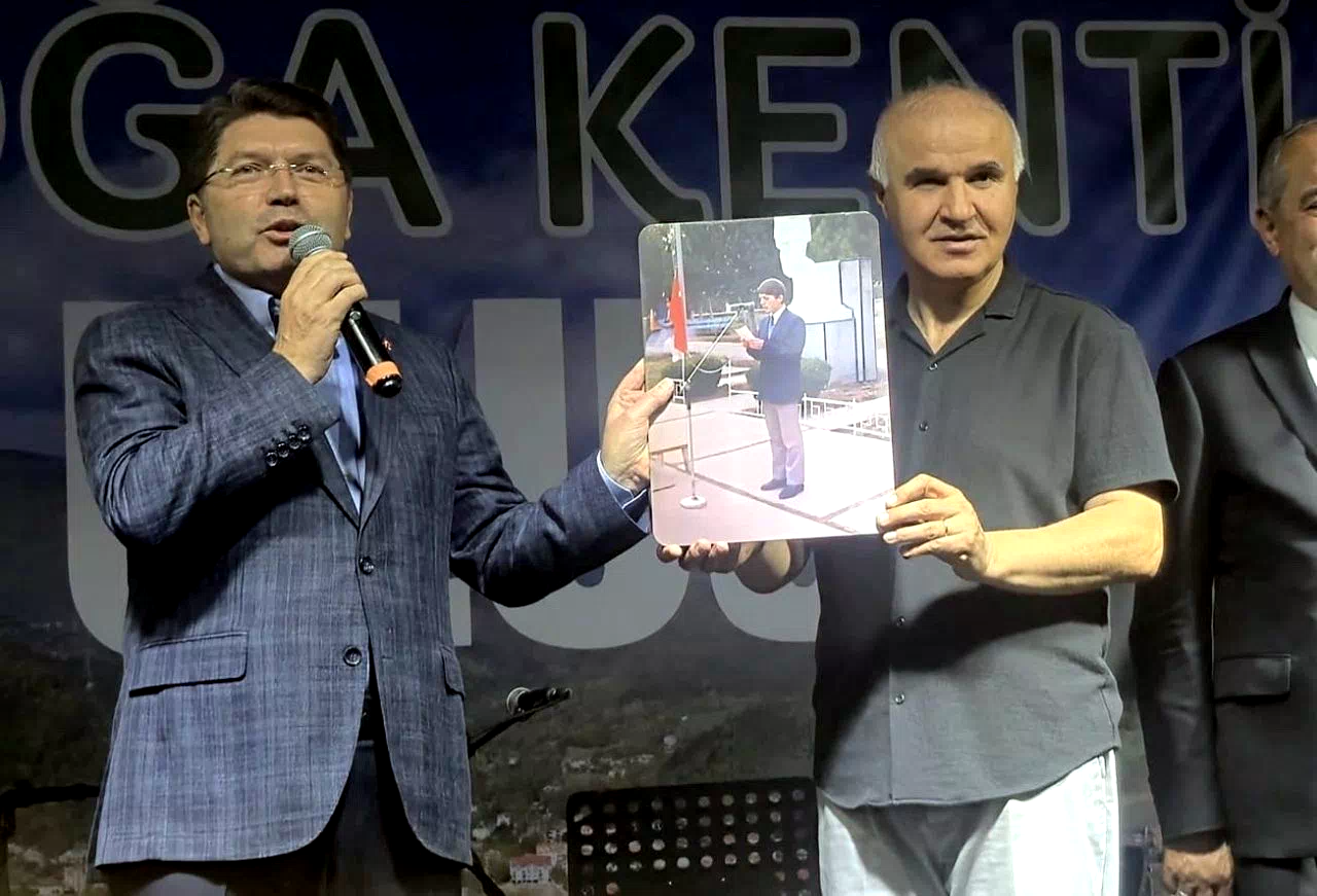 Adalet Bakanı Yılmaz Tunç’a duygulandıran hediye