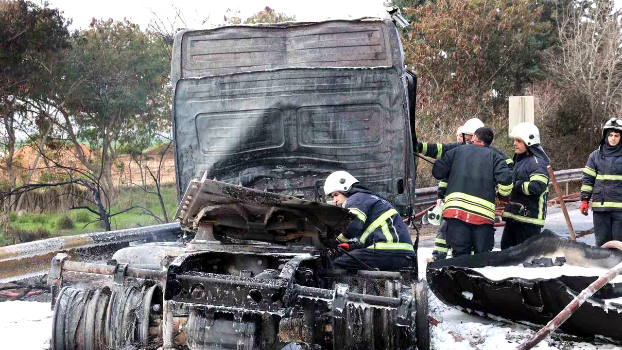 Adana'da tanker devrildi, otoyol kapanarak 5 kilometrelik kuyruk oluştu