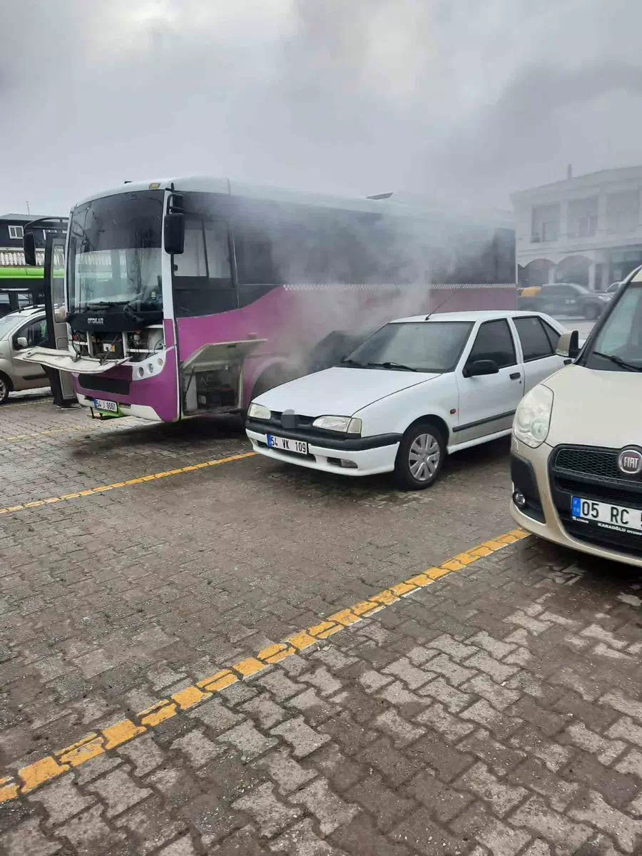 Adapazarı’nda bir özel halk otobüsünde yangın çıktı.