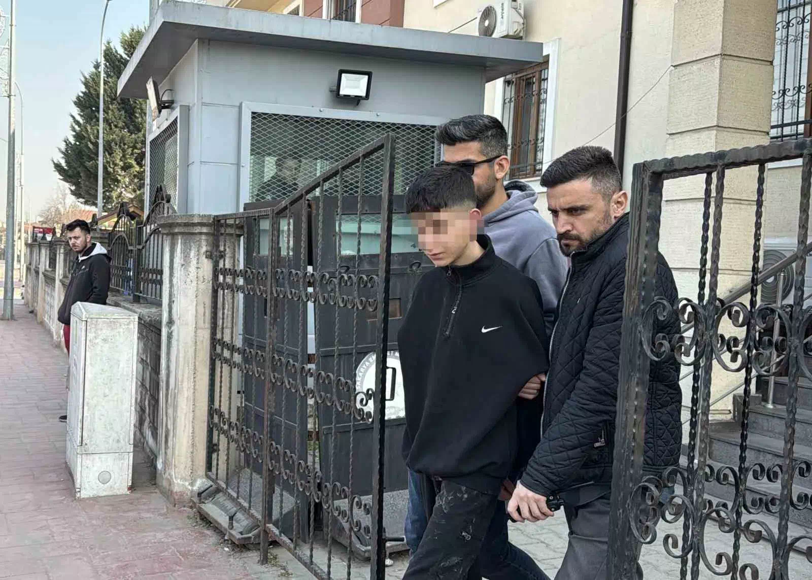 ADAPAZARI’NDA CİNAYET İŞLEYEN KÜÇÜK YAŞTAKİ ZANLILARIN EVİNİ YANGIN SARDI