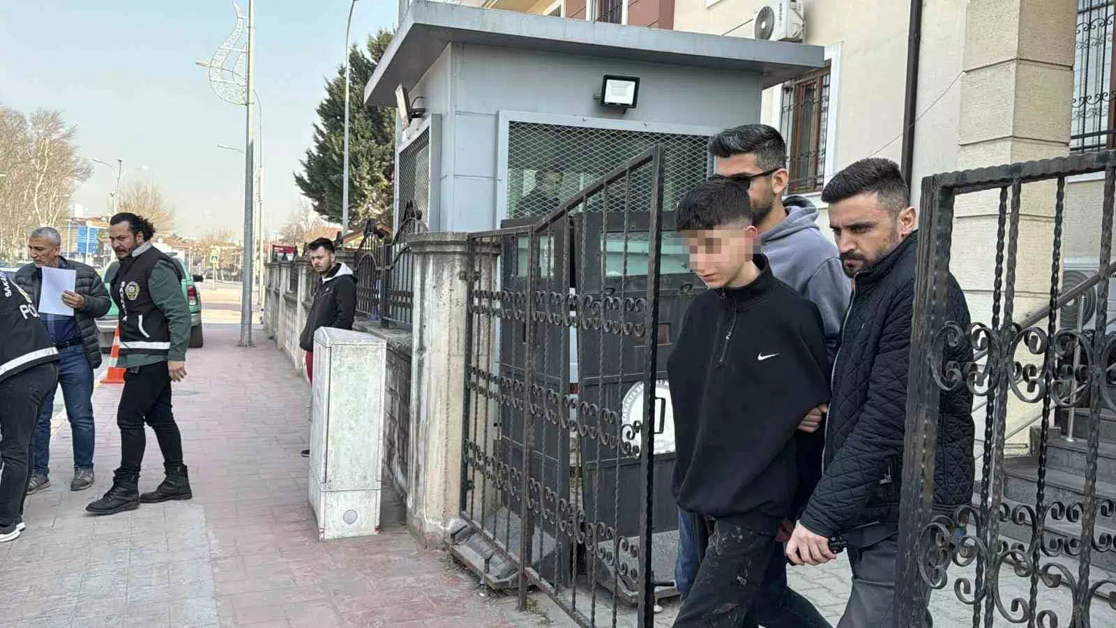 Adapazarı’nda Komşusunu Tüfekle Vuran 16 Yaşındaki Çocuk Tutuklandı