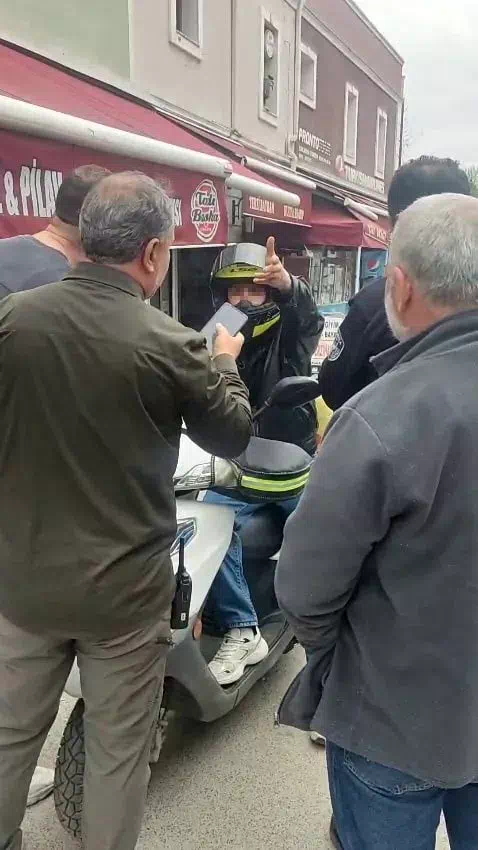 Adapazarı’nda Kurye, Yayaların Kullandığı Alana Motosikletle Girdi ve Zabıtayla Tartıştı
