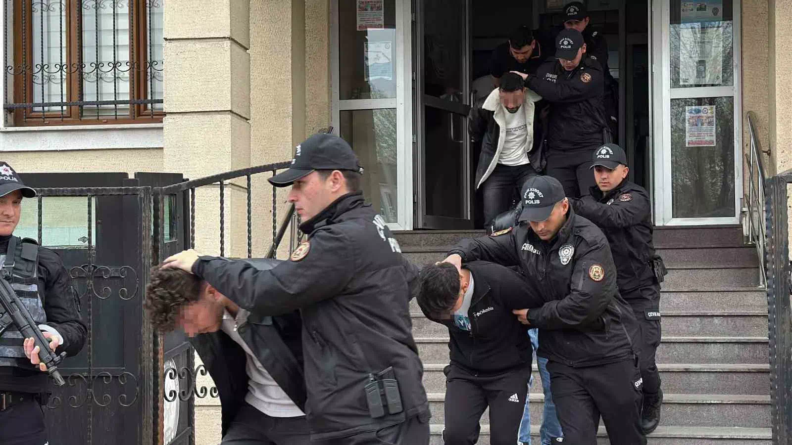 Adapazarı’nda Tekel Bayiinde Meydana Gelen Şiddet Olayında 19 Şüpheli Adliyeye Sevk Edildi