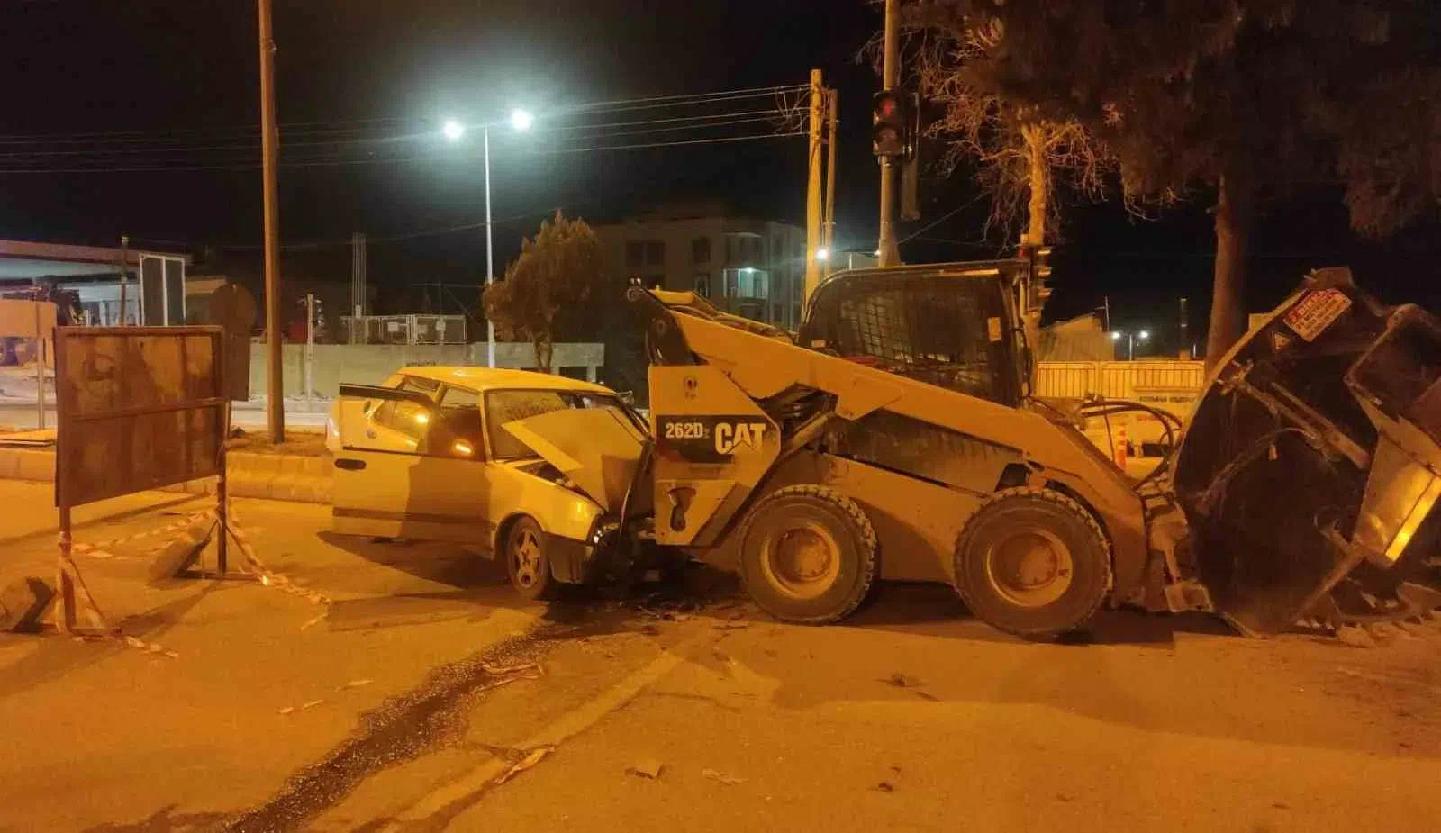 ADIYAMAN’DA OTOMOBİL İŞ MAKİNESİNE ÇARPTI: 1 YARALI
