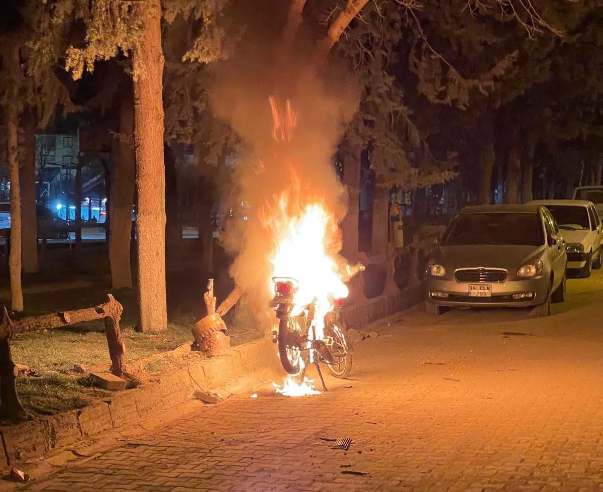 ADİYAMAN’DA PARK HALİNDEKİ MOTOSİKLET ALEV ALARAK YANDI.