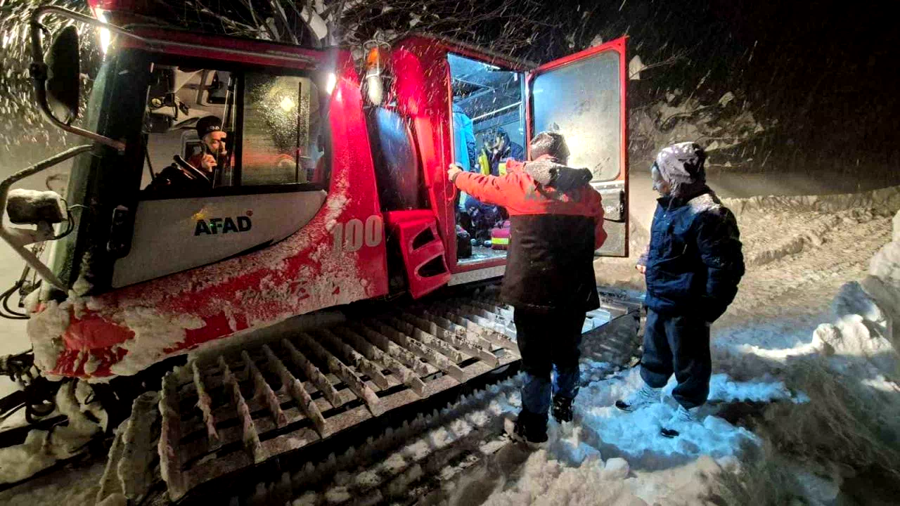AFAD ve UMKE ekipleri kar sebebiyle yolu kapanan köydeki hasta için seferber oldu