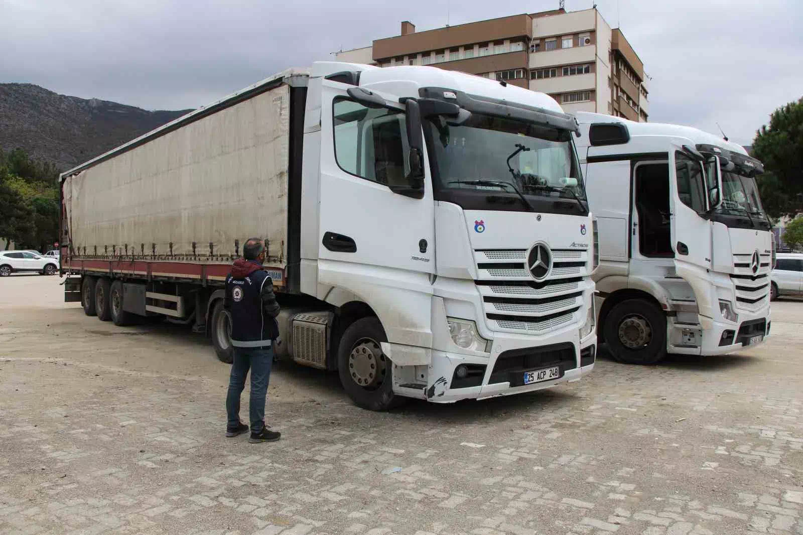 Afganistan uyruklu 5 göçmen ve 2 tır Amasya’da yakalandı.