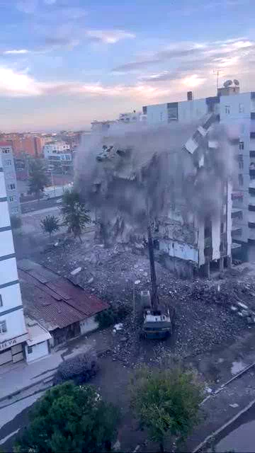 Ağır hasarlı 8 katlı bina tek dokunuşta yerle bir oldu