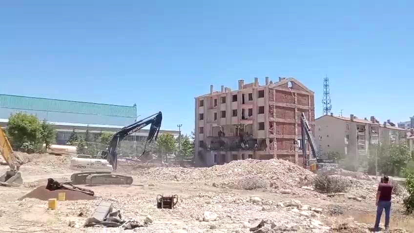 Ağır hasarlı bina korna sesi ile yerle bir oldu
