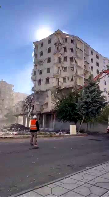 Ağır hasarlı bina tek dokunuşta yerle bir oldu