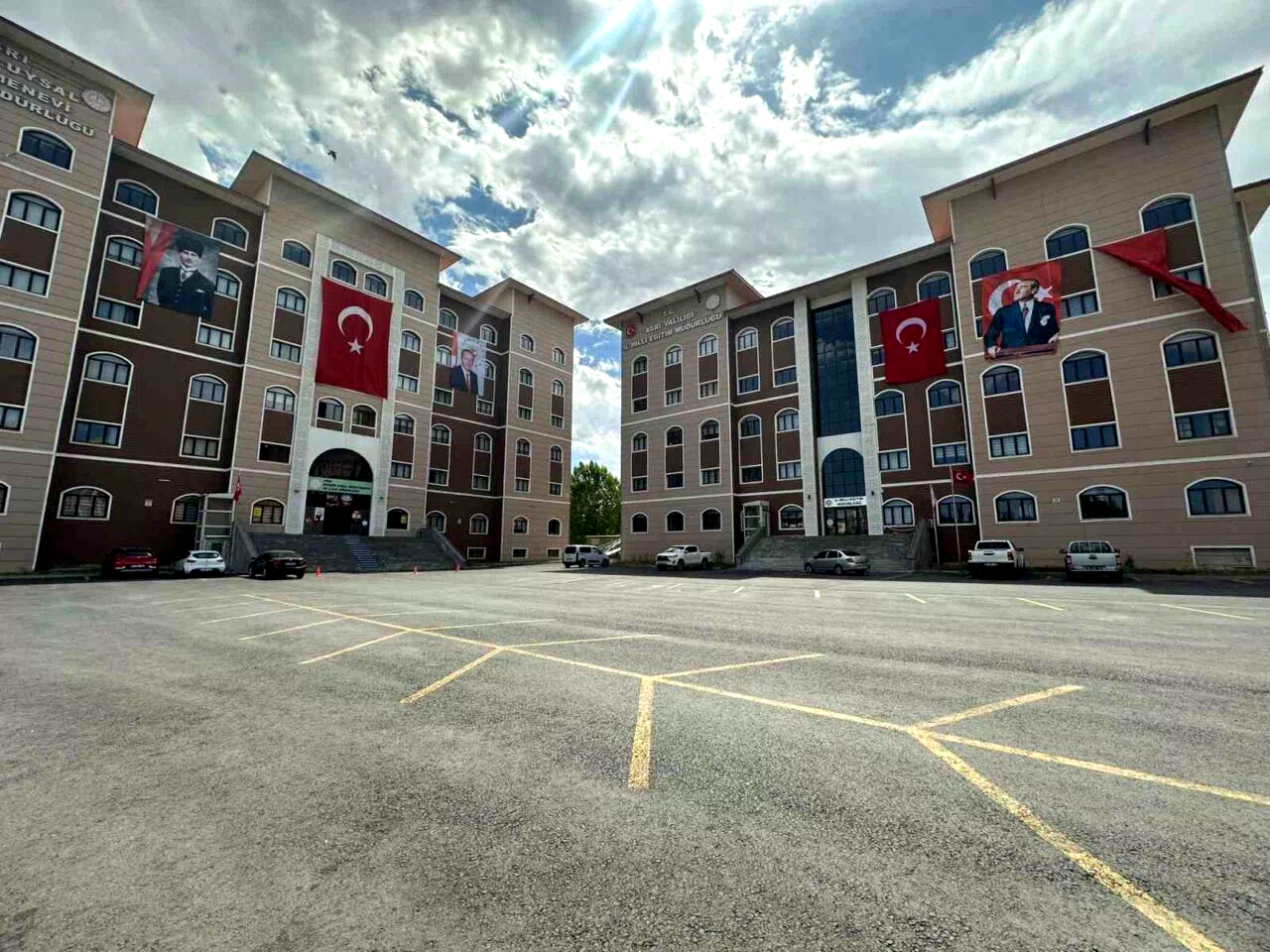 Ağrı’da 15 Temmuz için bin 24 okul ve kuruma Türk bayrağı asıldı