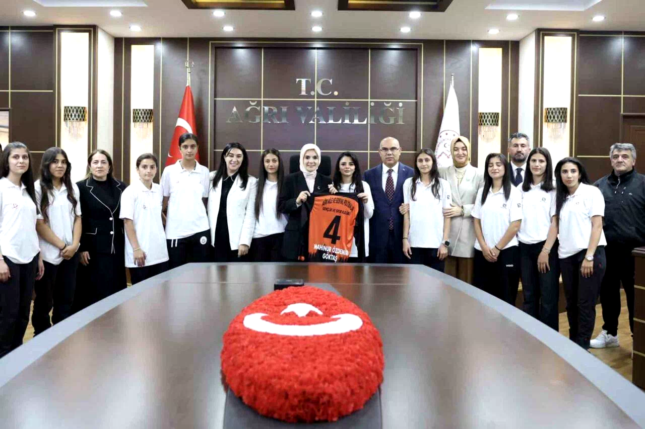 Ağrı kadın futbol takımı, Bakan Göktaş’la bir araya geldi