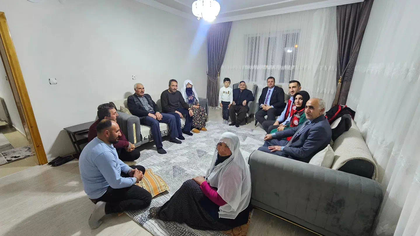 ‘Aile ve Sosyal Hizmetler Bakanlığı İftarda 4-5 Kuşak Ailenin Bir Arada Olduğu Aileyi Onurlandırdı’