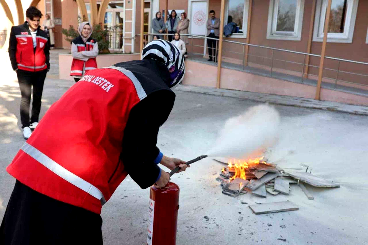 Aile ve Sosyal Hizmetler İl Müdürlüğü’nde afet farkındalık ve yangın tatbikatı
