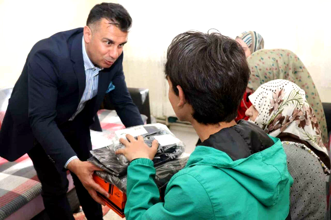 Aile yılı kapsamında bayram öncesi anlamlı ziyaret: 84 öğrenciye spor seti dağıtıldı.