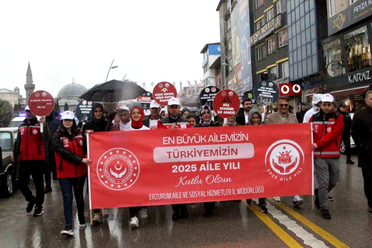 Aile yılı kortej yürüyüşü yağmura rağmen gerçekleşti