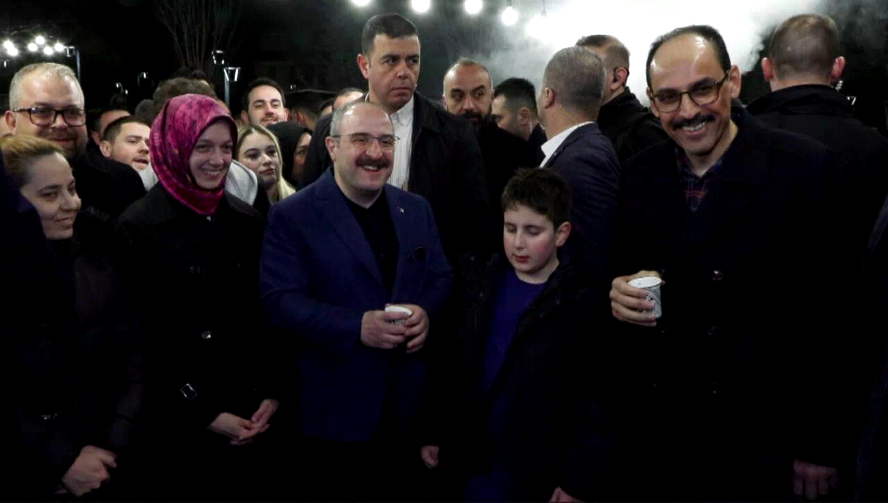 AK Parti Bursa Milletvekili Varank ve MİT Başkanı Kalın, sahurda vatandaşlarla bir araya geldi